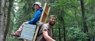 Obetavý otec nosí hendikepovaného syna na chrbte, aby mu ukázal krásy slovenských hôr