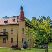Poľovnícky zámoček so zámockým parkom v Topoľčiankach. Poľovnícky zámoček so zámockým parkom v Topoľčiankach.