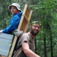 Obetav otec nos hendikepovanho syna na chrbte, aby mu ukzal krsy slovenskch hr