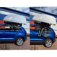 Odkladanie vozíka do strešného boxu svojho auta Odkladanie vozíka do strešného boxu svojho auta