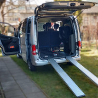 Hendikepovaný človek nepatrí do batožinového priestoru. Hendikepovaný človek nepatrí do batožinového priestoru.